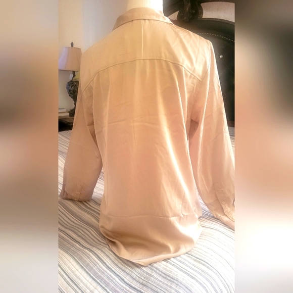 Elegant Cream Button-Up Shirt - Picture 4 of 9